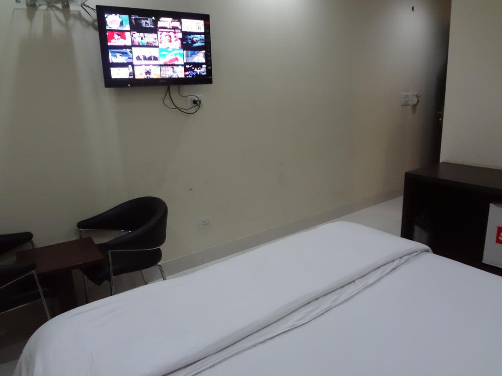 Hotel Siam International Делхи Екстериор снимка