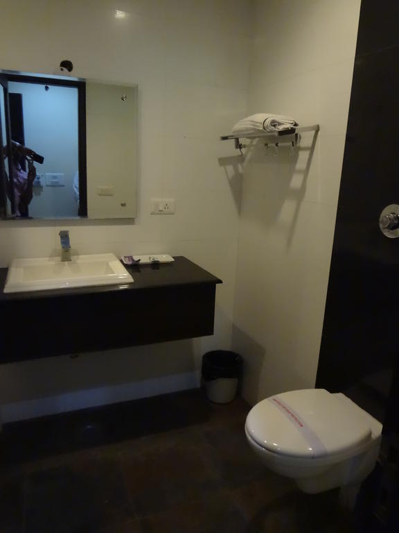 Hotel Siam International Делхи Екстериор снимка