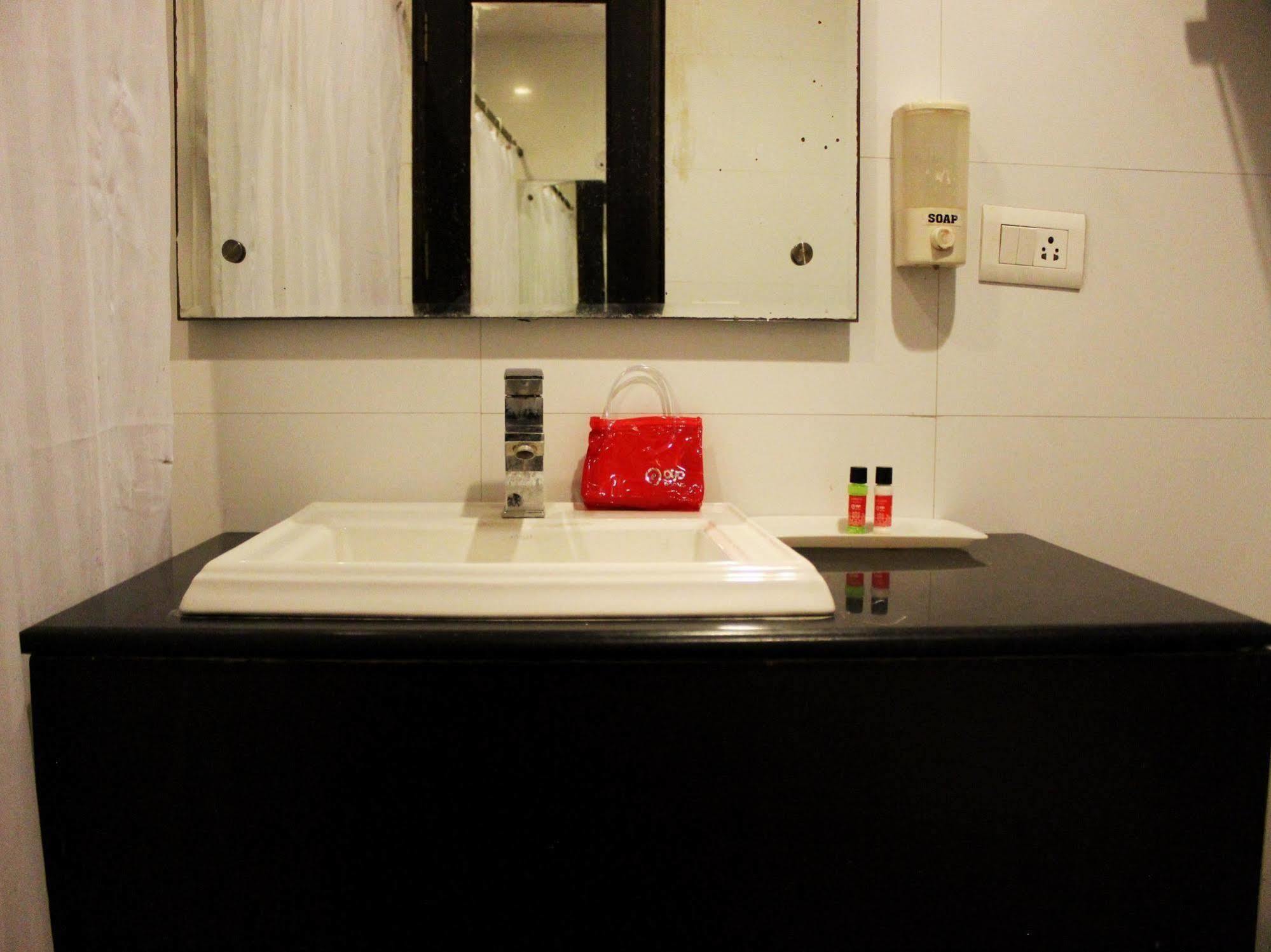 Hotel Siam International Делхи Екстериор снимка