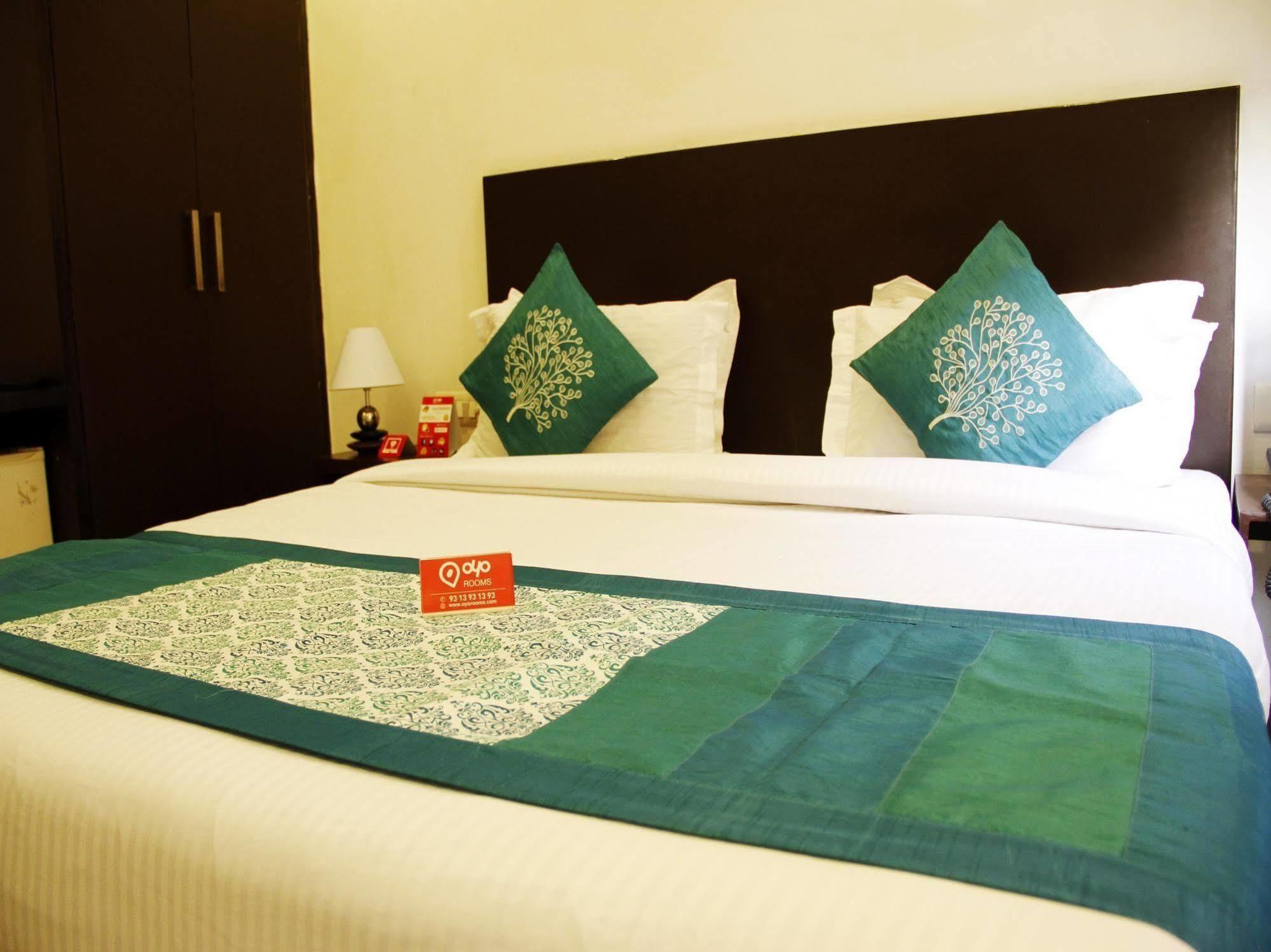 Hotel Siam International Делхи Екстериор снимка